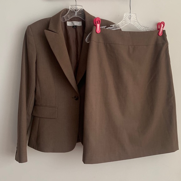 Tahari Dresses & Skirts - Tahari Womens Suit Small 4 6 Brown Pencil Skirt One Button Blazer